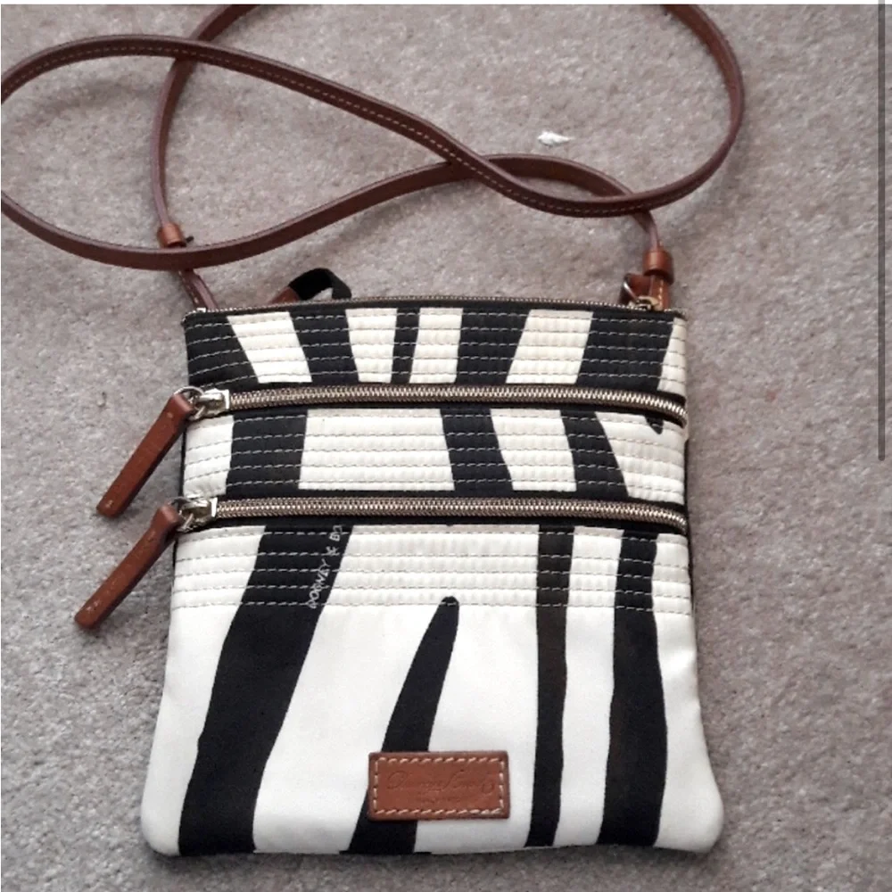 Dooney & Bourke crossbody purse - Picture 1 of 5